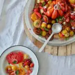 Bunter Tomatensalat mit Granatapfelkernen