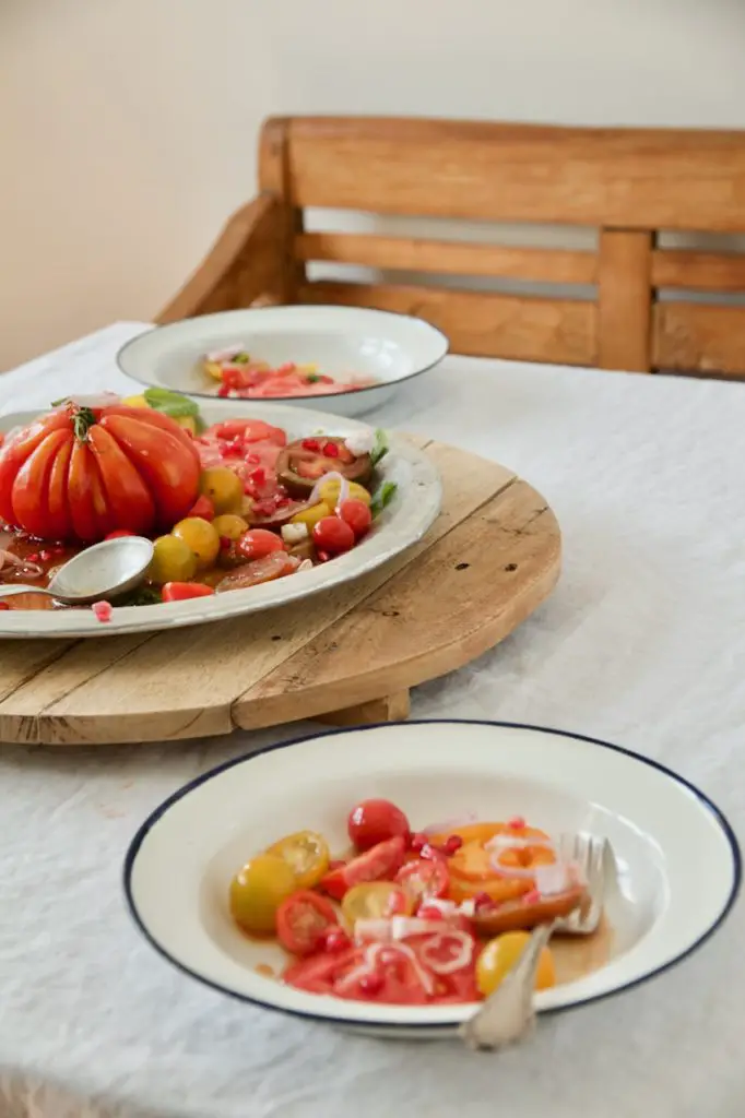 Bunter Tomatensalat mit Granatapfelkernen - Labsalliebe