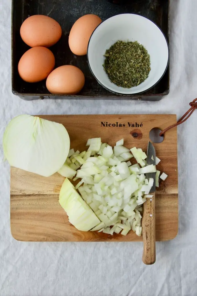 Eshkeneh - Persische Zwiebelsuppe mit Eierflocken