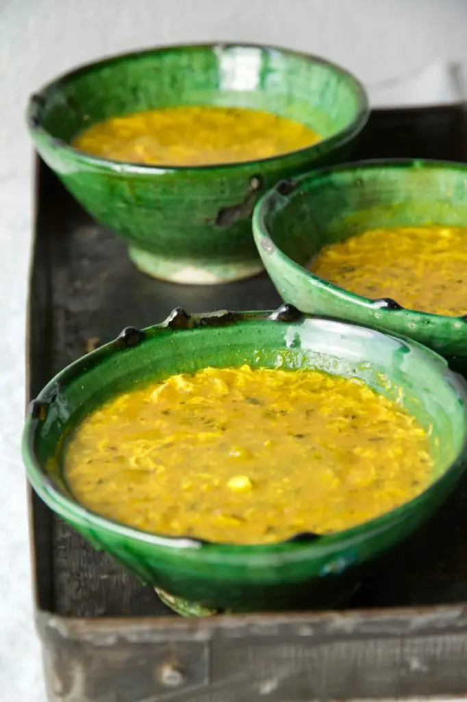 Eshkeneh - Persische Zwiebelsuppe mit Eierflocken