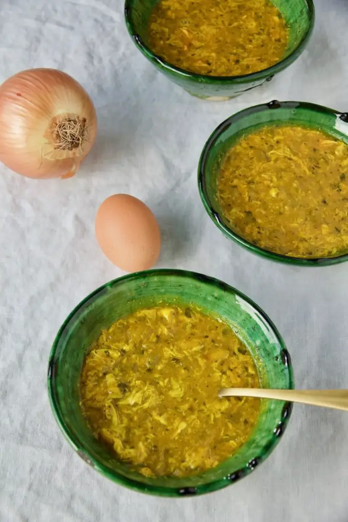 Eshkeneh - Persische Zwiebelsuppe mit Eierflocken