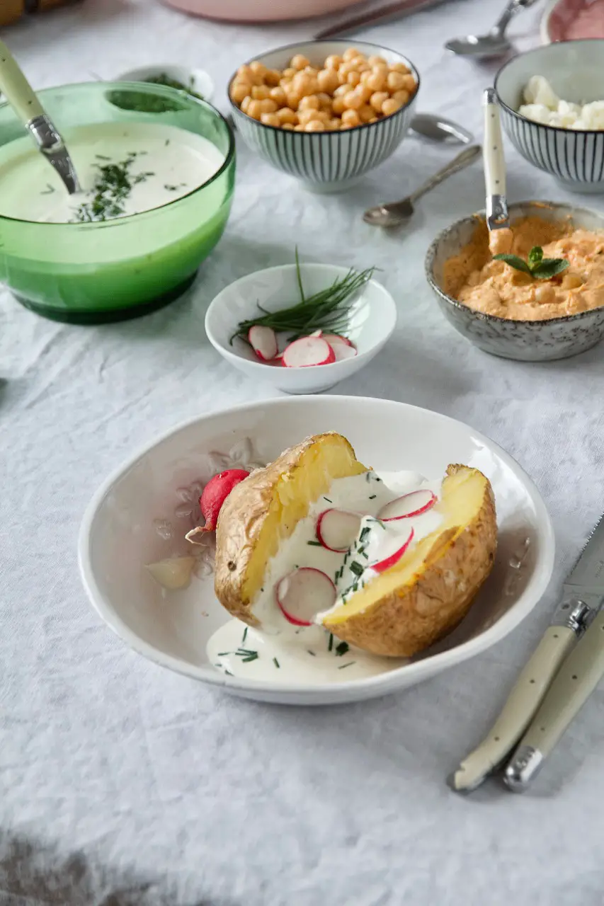 Gefüllte Ofenkartoffeln mit Harissa-Hummus, Kurkuma-Spinat, Kichererbsen und Feta