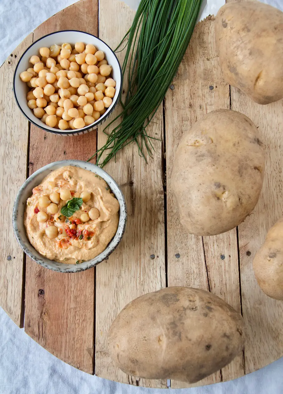 Gefüllte Ofenkartoffeln mit Harissa-Hummus, Kurkuma-Spinat, Kichererbsen und Feta