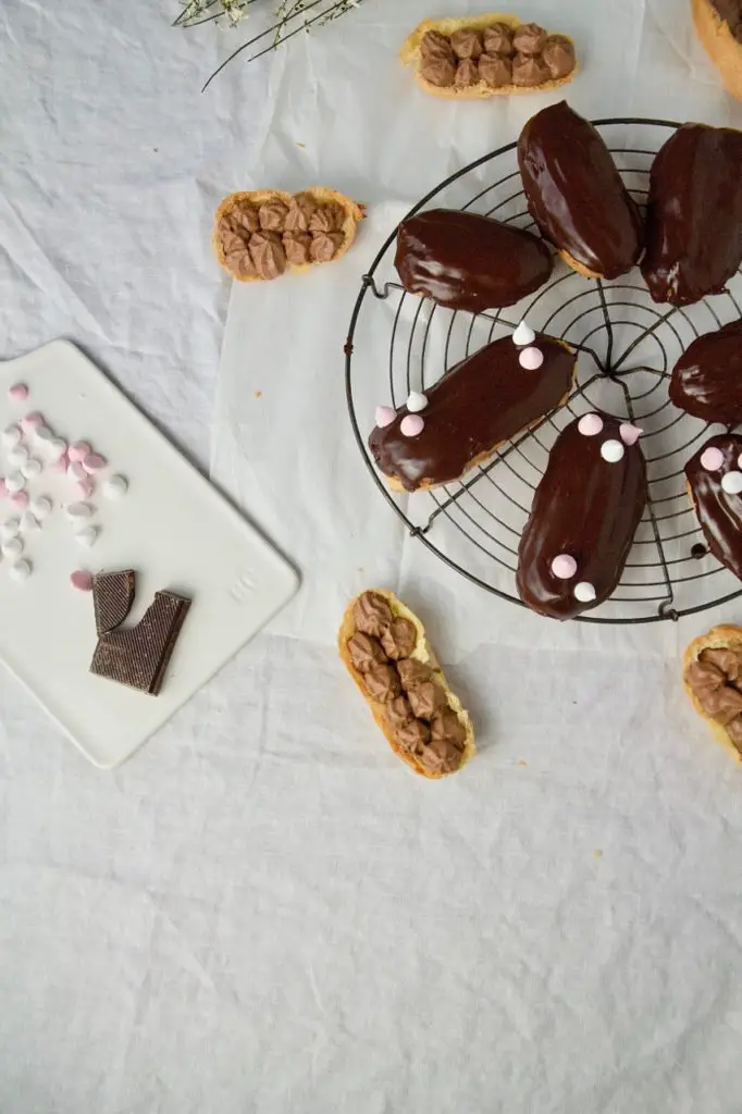 Gewürz Schokoladen Eclairs mit Mousse Au Chocolat