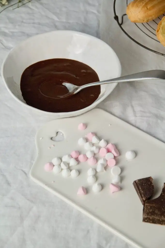 Gewürz Schokoladen Eclairs mit Mousse Au Chocolat