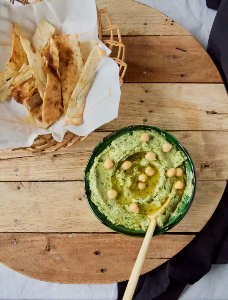 Cremiger Bärlauch-Hummus mit knusprig gerösteten Fladenbrot Sticks ...