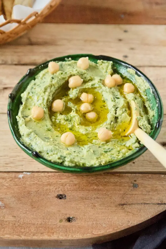 Cremiger Bärlauch-Hummus mit knusprig gerösteten Fladenbrot Sticks ...