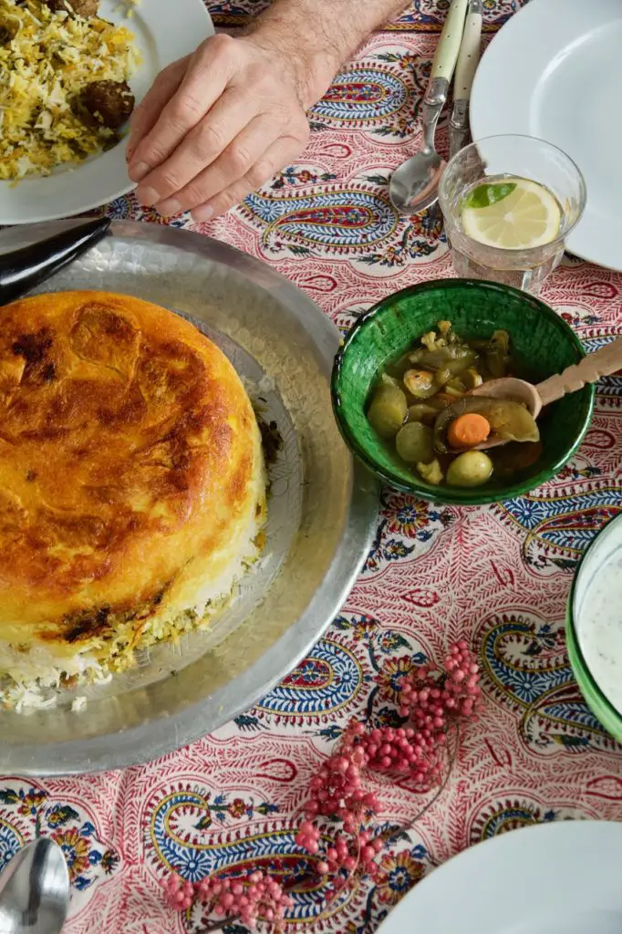 Kalam Polo Shirazi - Safran-Kräuter-Reis mit Spitzkohl und Hackbällchen ...