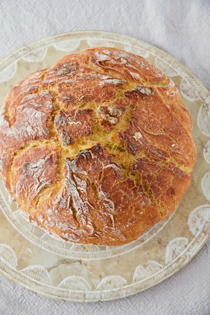 No Knead Safran Brot aus dem Topf mit Sesam-Dip