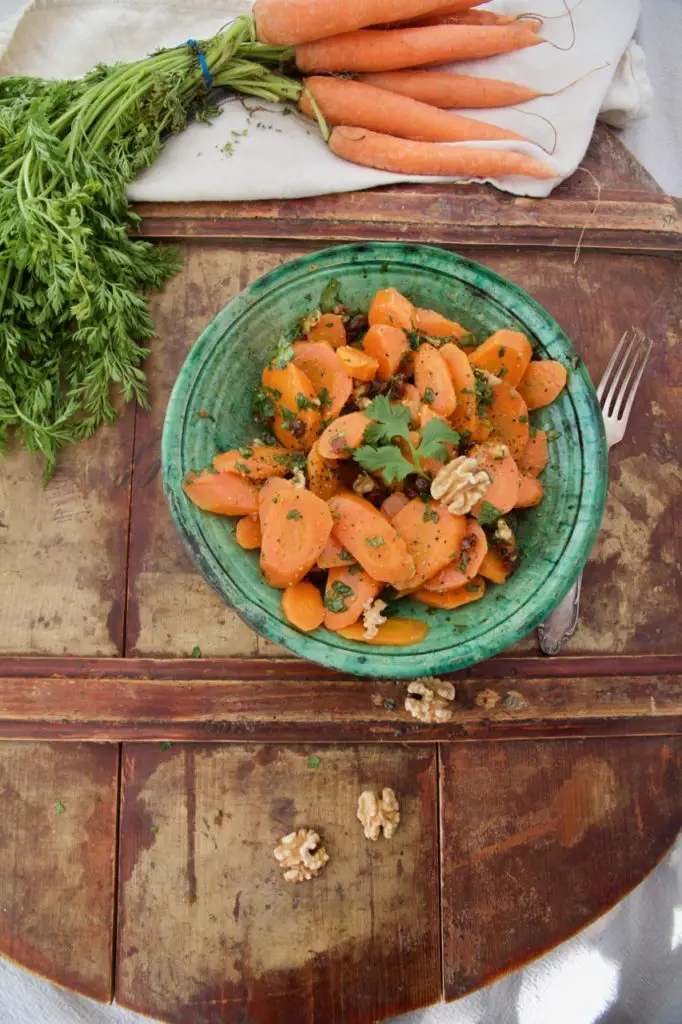 Orientalischer Karotten-Salat mit Rosinen und Walnüssen