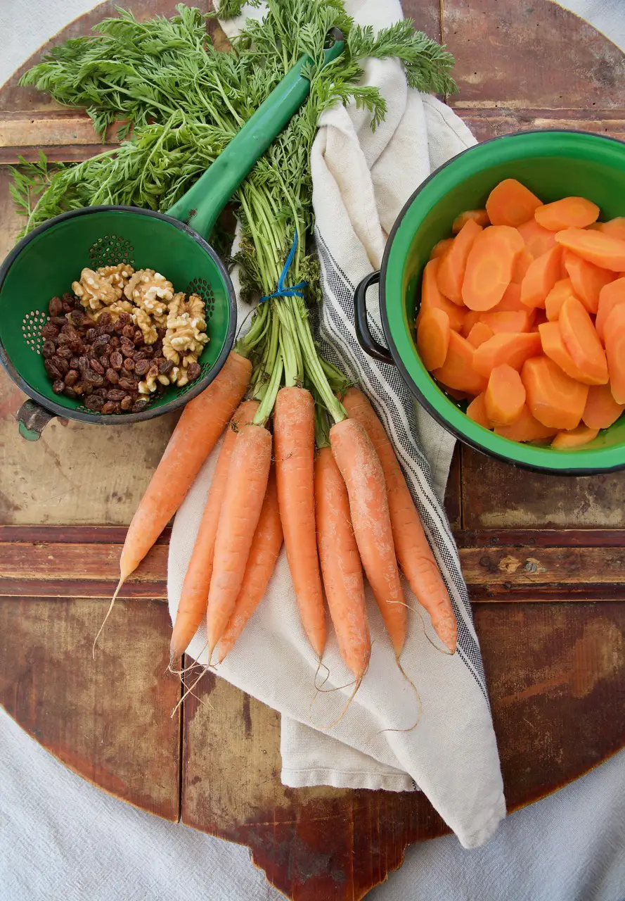 Orientalischer Karotten-Salat mit Rosinen und Walnüssen