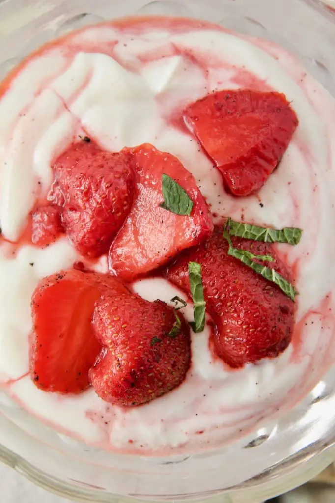 Joghurt-Creme mit gebackenen Erdbeeren