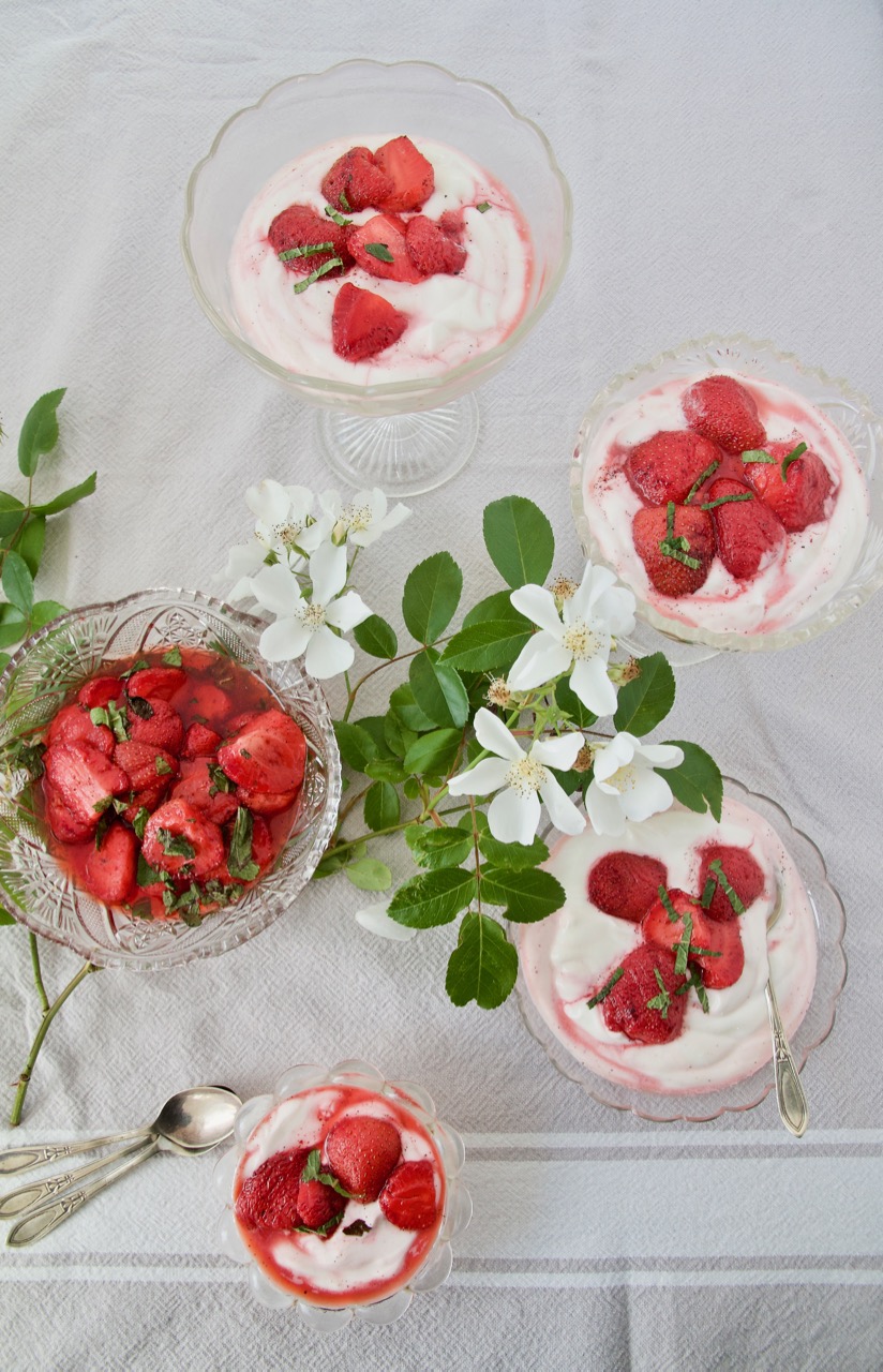 Joghurt-Creme mit gebackenen Erdbeeren - Labsalliebe