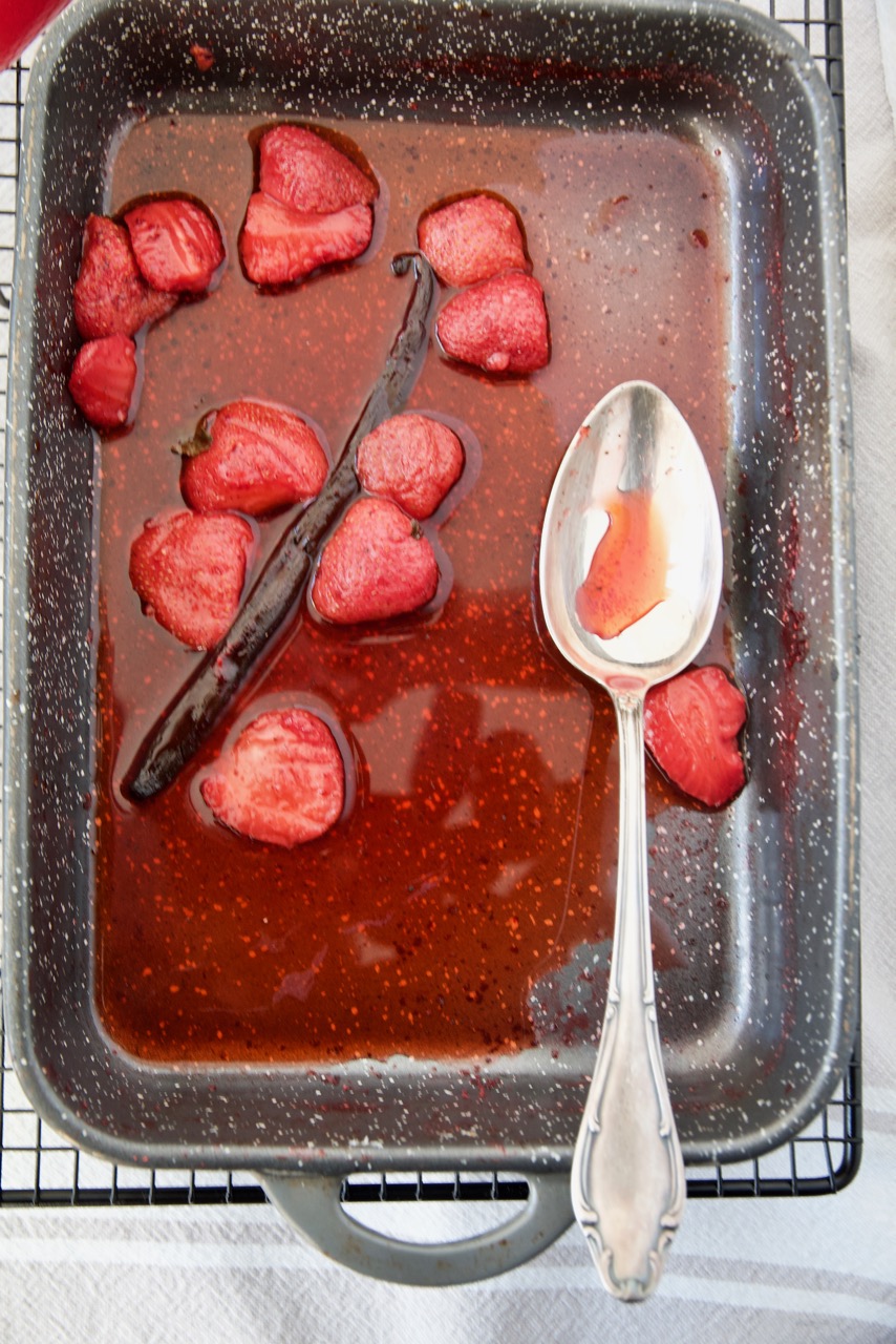 Joghurt-Creme mit gebackenen Erdbeeren
