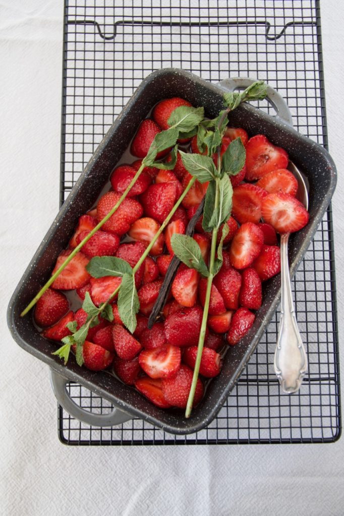 Joghurt-Creme mit gebackenen Erdbeeren - Labsalliebe