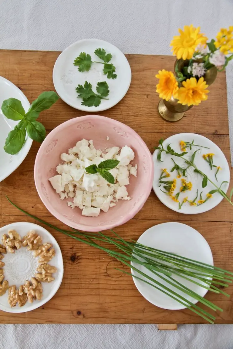 Sabzi Khordan Dip - Kräuter-Feta-Dip mit Walnüssen - Labsalliebe Sabzi Khordan Dip - Kräuter-Feta-Dip mit Walnüssen - Labsalliebe
