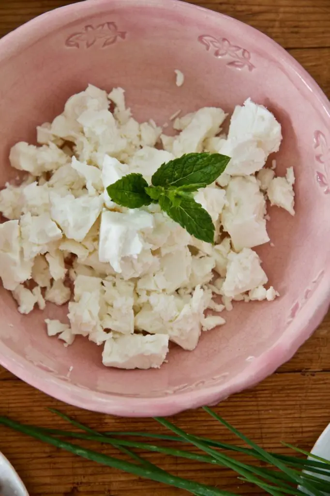 Sabzi Khordan Dip - Kräuter-Feta-Dip mit Walnüssen - Labsalliebe Sabzi Khordan Dip - Kräuter-Feta-Dip mit Walnüssen - Labsalliebe