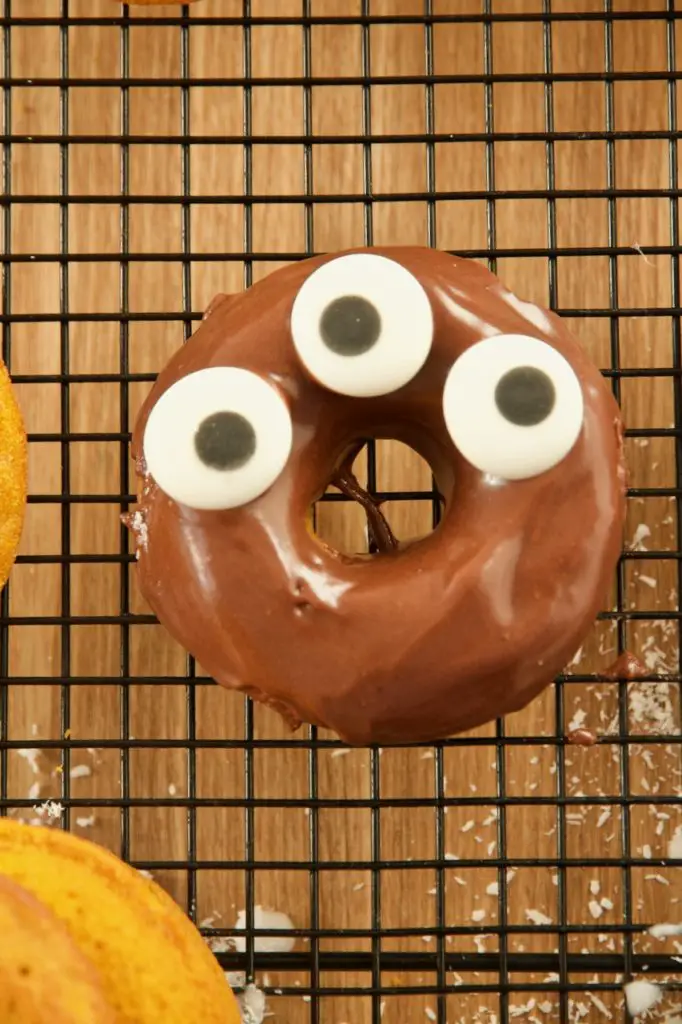Kürbis-Donut Geister und Monster für Halloween