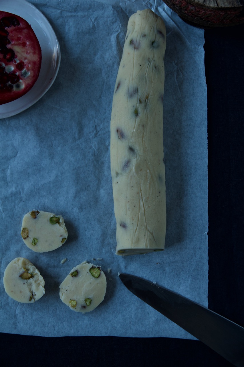 Shirini Shab-e Yalda - Pistazien-Kardamom-Taler mit Granatapfelkerne ... Shirini Shab-e Yalda - Pistazien-Kardamom-Taler mit Granatapfelkerne ...