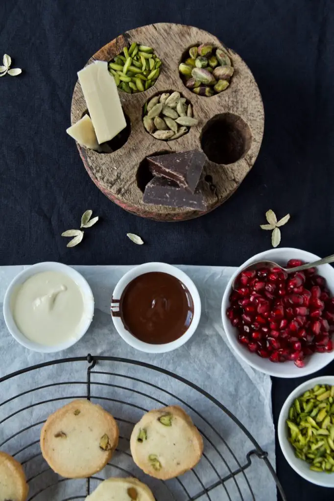 Shirini Shab-e Yalda - Pistazien-Kardamom-Taler mit Granatapfelkerne ...