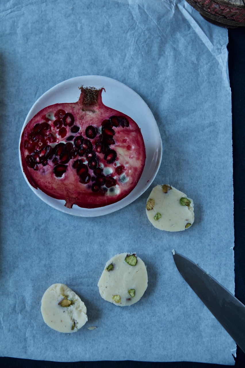 Shirini Shab-e Yalda - Pistazien-Kardamom-Taler mit Granatapfelkerne ... Shirini Shab-e Yalda - Pistazien-Kardamom-Taler mit Granatapfelkerne ...