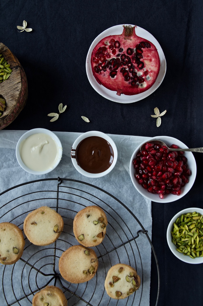 Shirini Shab-e Yalda - Pistazien-Kardamom-Taler mit Granatapfelkerne ...