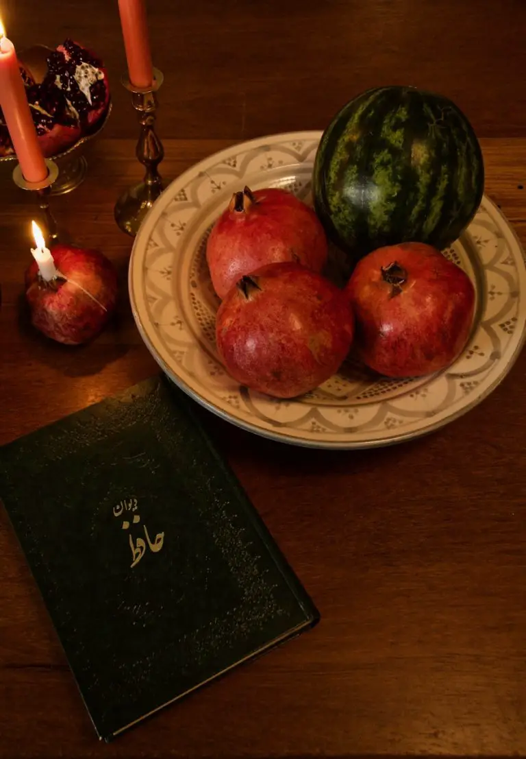 Shirini Shab-e Yalda - Pistazien-Kardamom-Taler mit Granatapfelkerne ... Shirini Shab-e Yalda - Pistazien-Kardamom-Taler mit Granatapfelkerne ...