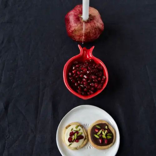 Shirini Shab-e Yalda - Pistazien-Kardamom-Taler mit Granatapfelkerne ... Shirini Shab-e Yalda - Pistazien-Kardamom-Taler mit Granatapfelkerne ...