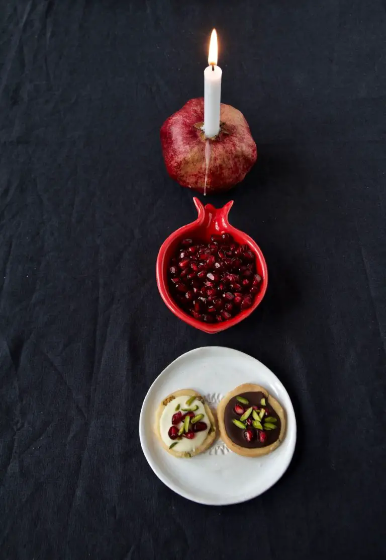 Shirini Shab-e Yalda - Pistazien-Kardamom-Taler mit Granatapfelkerne ...