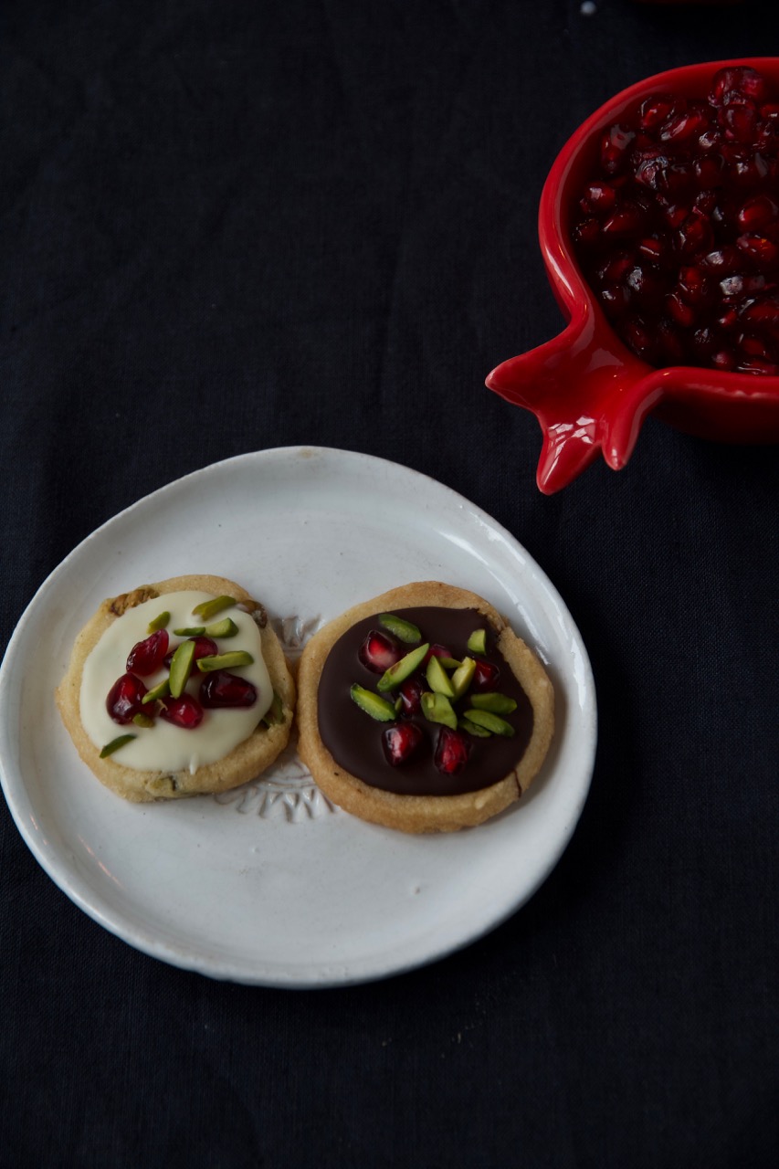 Shirini Shab-e Yalda - Pistazien-Kardamom-Taler mit Granatapfelkerne ...