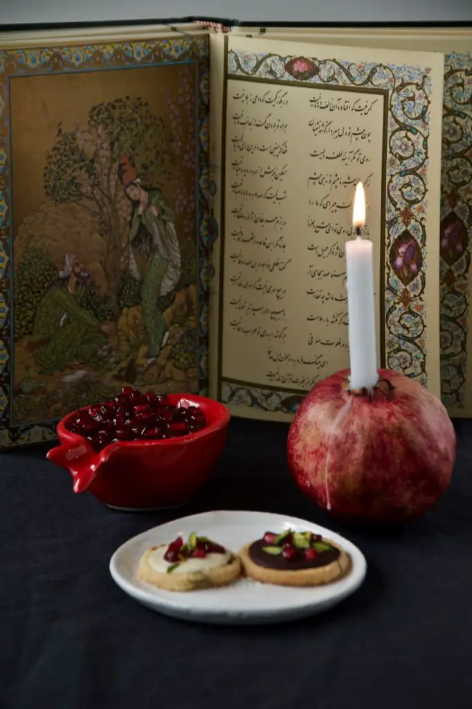 Shirini Shab-e Yalda - Pistazien-Kardamom-Taler mit Granatapfelkerne