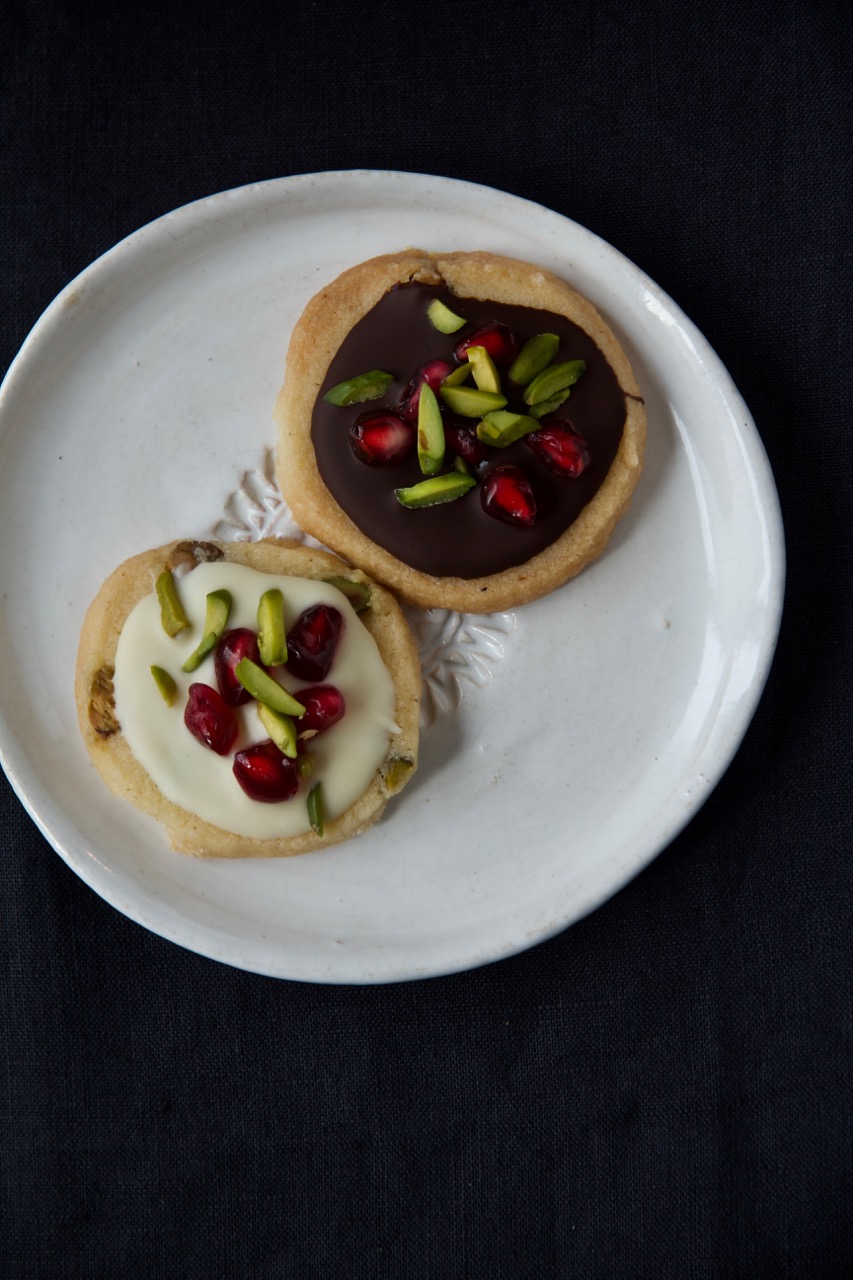 Shirini Shab-e Yalda - Pistazien-Kardamom-Taler mit Granatapfelkerne ...