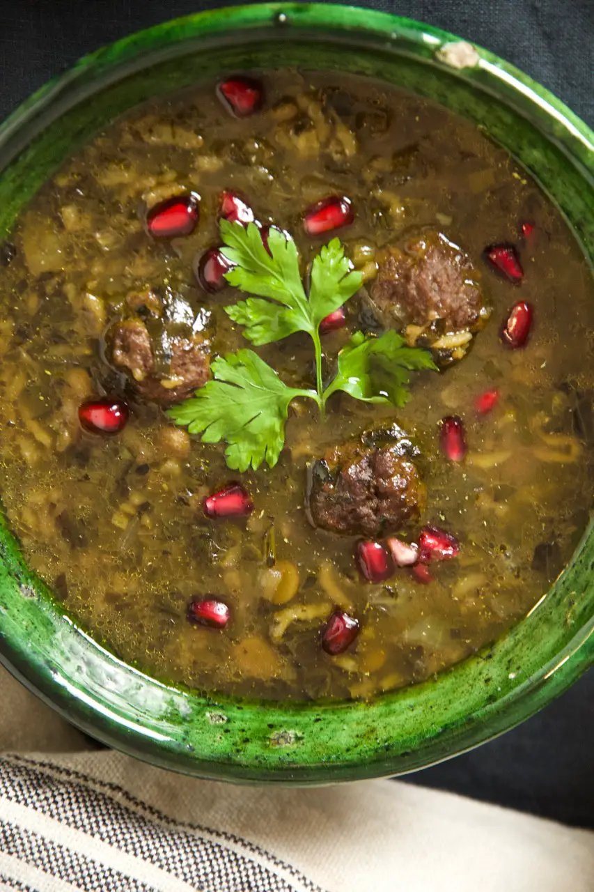 Ash-e Anar ba Koofteh Ghelgheli - dicke Granatapfelsuppe mit Fleischbällchen und Minzöl آش انار