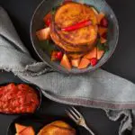 Cessbaar mit Pilipili Ya Papaya- Kochbananen Küchlein mit Papaya-Chili-Sauce
