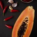 Cessbaar mit Pilipili Ya Papaya- Kochbananen Küchlein mit Papaya-Chili-Sauce