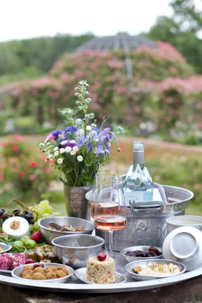 Orientalisches Picknick mit Rosen-Pistazien-Labneh-Bällchen und Weinempfehlung