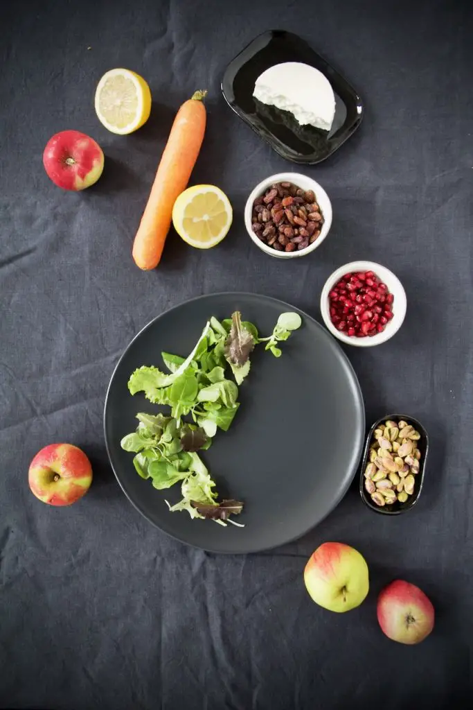 Herbst-Salat mit Apfel, Feta und karamellisierten Pistazien