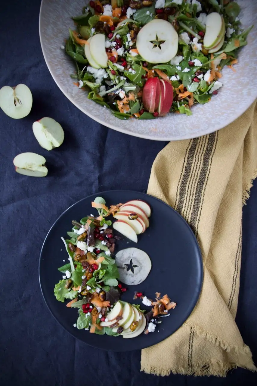 Herbst-Salat mit Apfel, Feta und karamellisierten Pistazien