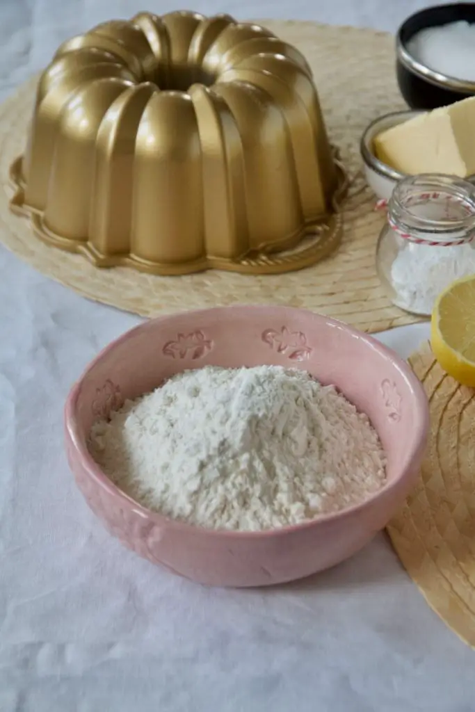 Zitronen-Joghurt-Gugelhupf mit Pistazien