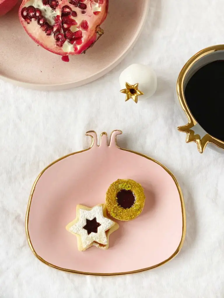 Shirini Shab-e Yalda - Plätzchen mit Granatapfelgelee und Yalda ... Shirini Shab-e Yalda - Plätzchen mit Granatapfelgelee und Yalda ...