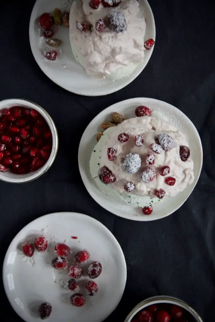 Mini Pavlova mit Pistazien und Cranberry Mascarpone-Sahne-Creme