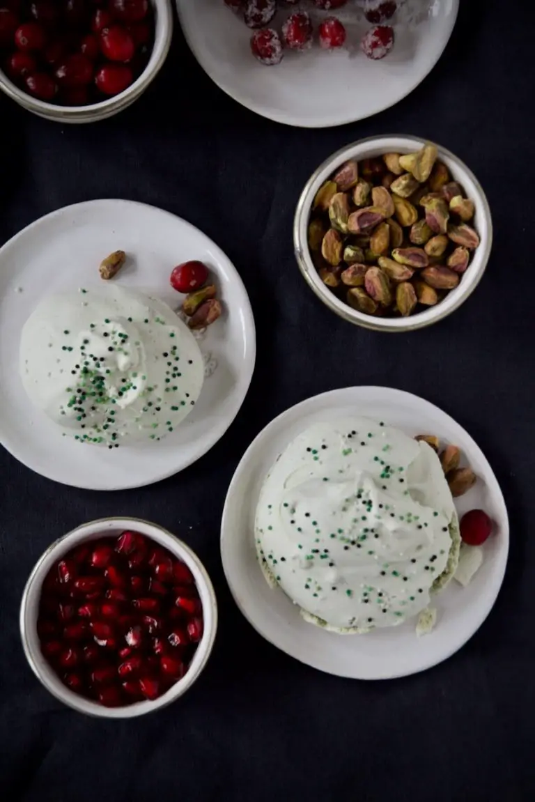Mini Pavlova mit Pistazien und Cranberry Mascarpone-Sahne-Creme ... Mini Pavlova mit Pistazien und Cranberry Mascarpone-Sahne-Creme ...