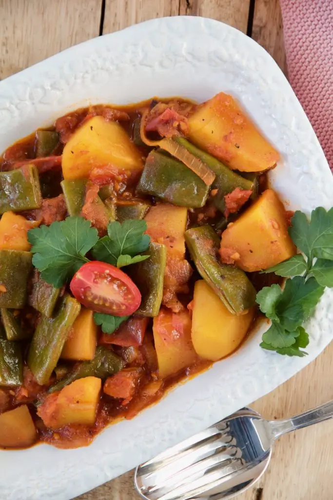 Khorak-e Loobia Sabz - Breite grüne Bohnen mit Tomaten خوراک لوبیا سبز ...