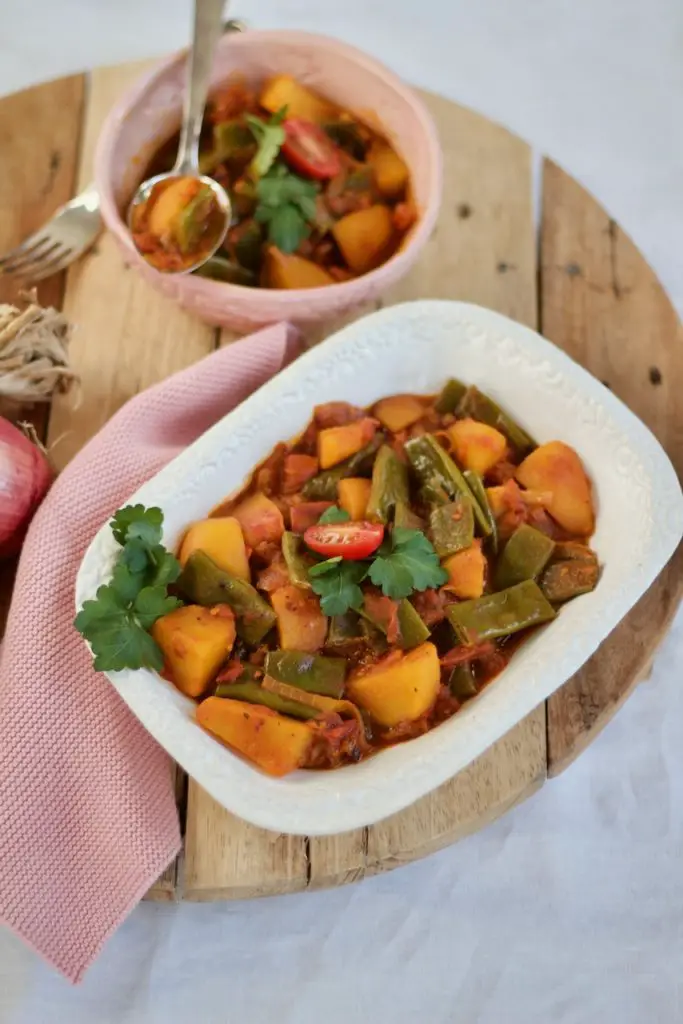 Khorak-e Loobia Sabz - Breite grüne Bohnen mit Tomaten خوراک لوبیا سبز ...
