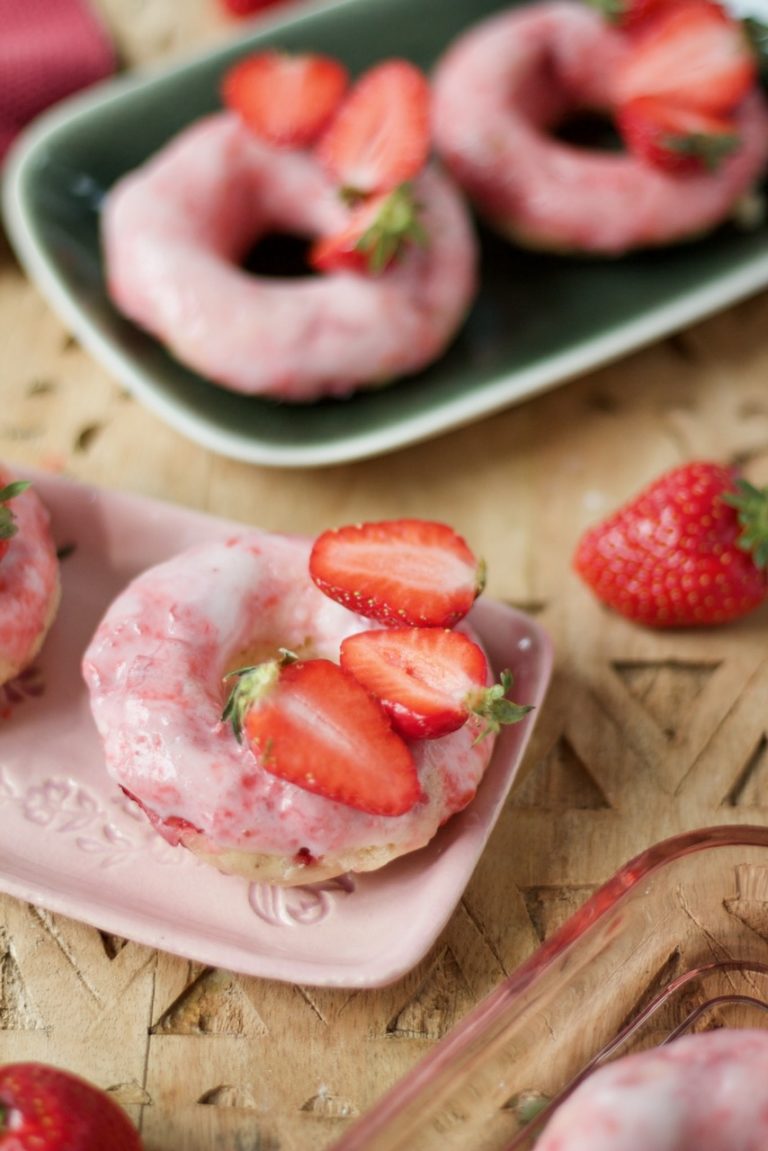 Erdbeer Donuts mit Labneh-Rosenwasser-Glasur - Labsalliebe
