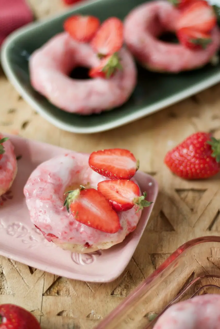 Erdbeer Donuts mit Labneh-Rosenwasser-Glasur