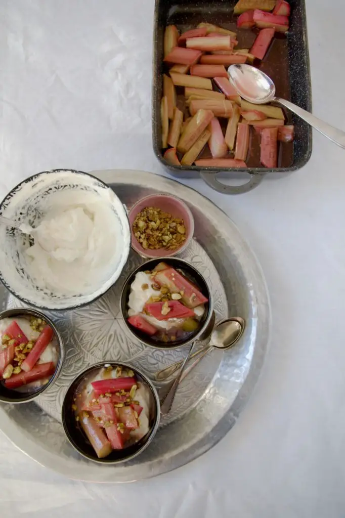Labneh-Rhabarber Dessert nach Ottolenghi