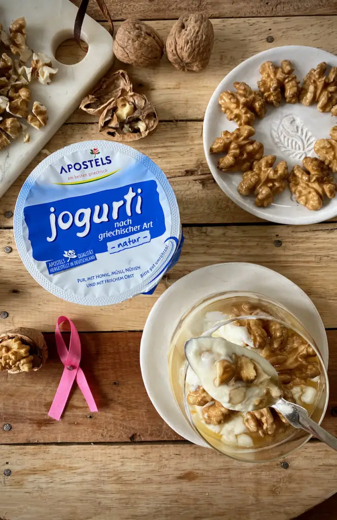 Joghurt mit Honig und Walnüssen