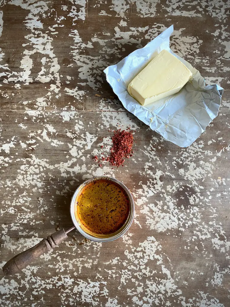 ÇILBIR - Pochierte Eier auf Joghurt mit Chilibutter - Labsalliebe