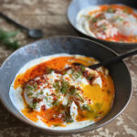 ÇILBIR – Pochierte Eier auf Joghurt mit Chilibutter